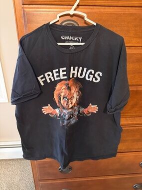 'Free Hugs' Graphic Tee - Black